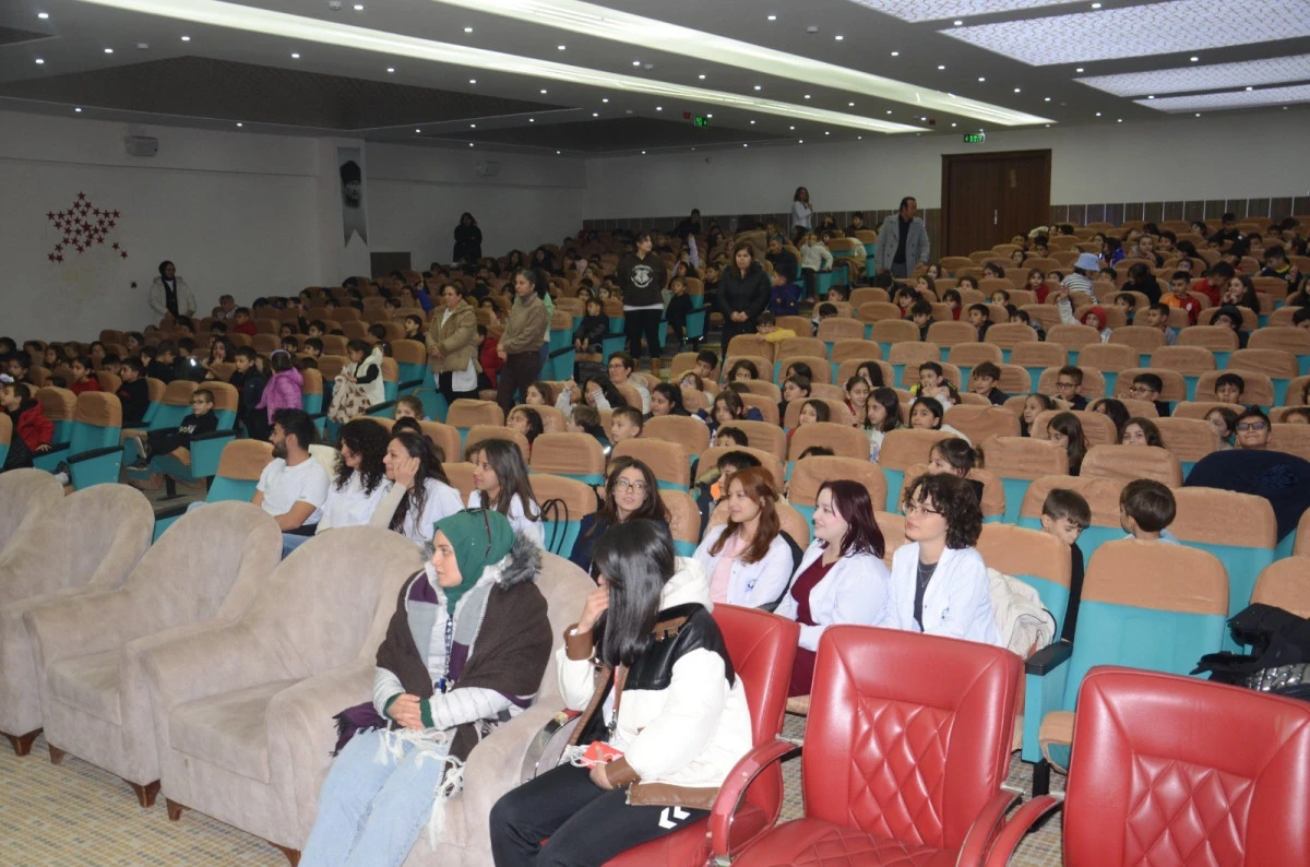 Kardelenli öğrencilere ağız ve diş sağlığı anlatıldı