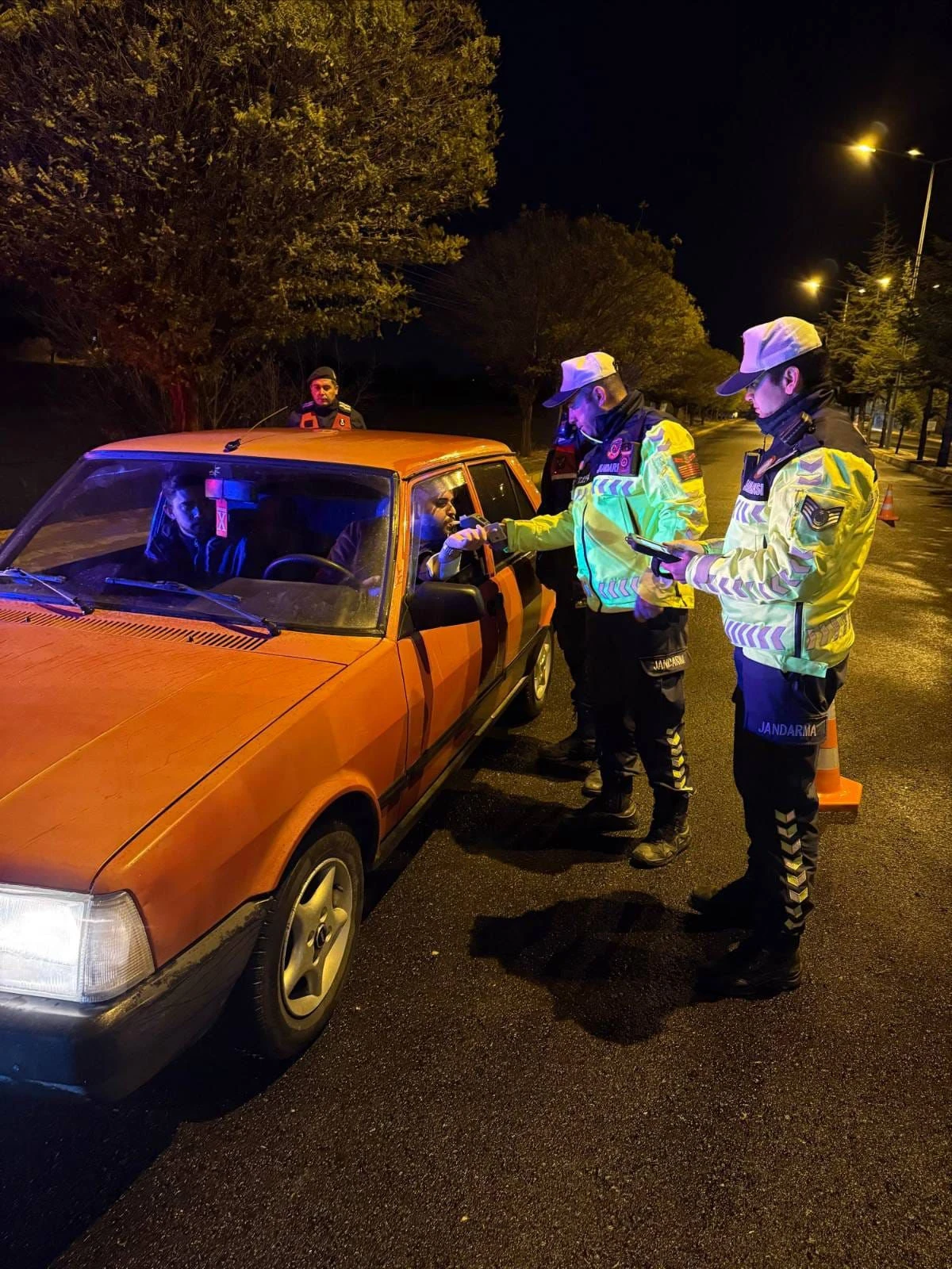 11 S&uuml;r&uuml;c&uuml; Alkoll&uuml; &Ccedil;ıktı, 26 Ara&ccedil; Trafikten Men Edildi