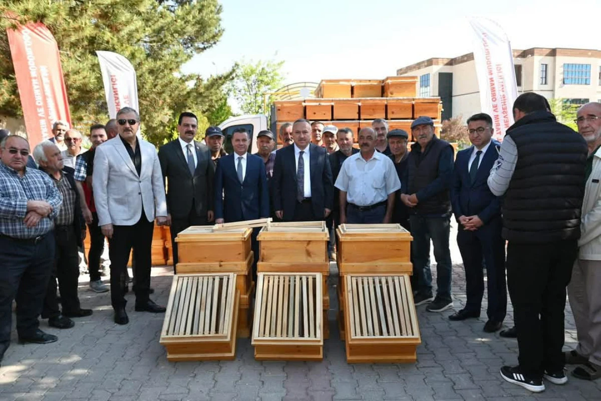 60 Çiftçiye 120 Arılı Kovan