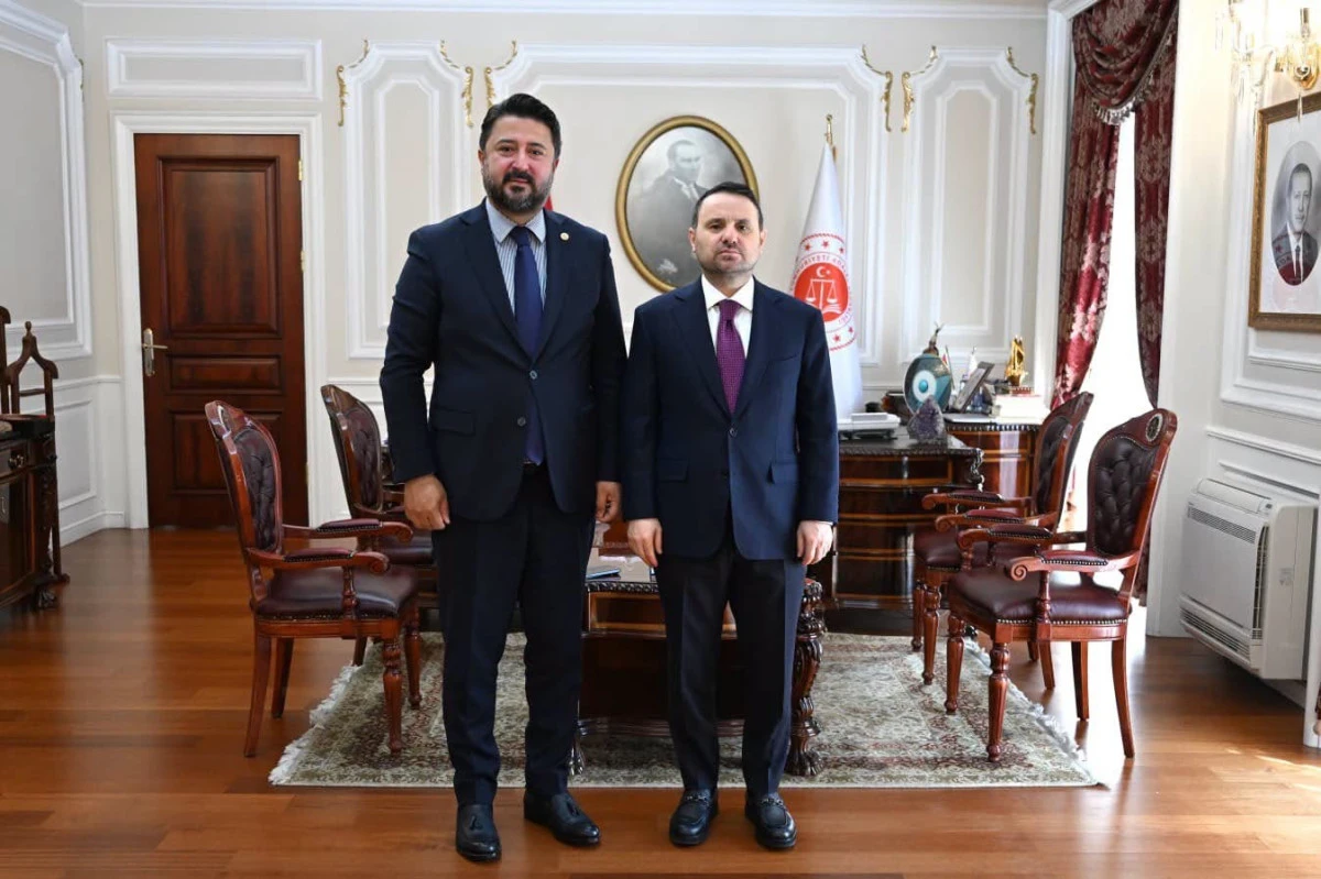 AK Parti Nevşehir Milletvekili Emre &Ccedil;alışkan, Adalet Bakanı Akın G&uuml;rlek&rsquo;i ziyaret ederek bir s&uuml;re g&ouml;r&uuml;şt&uuml;.