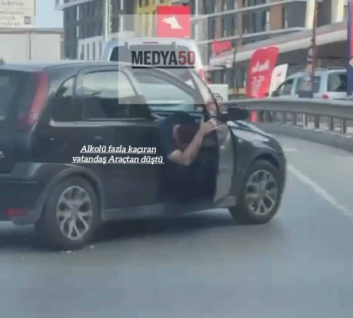 Alkoll&uuml; Vatandaş Otomobilden D&uuml;şerken Kamerada