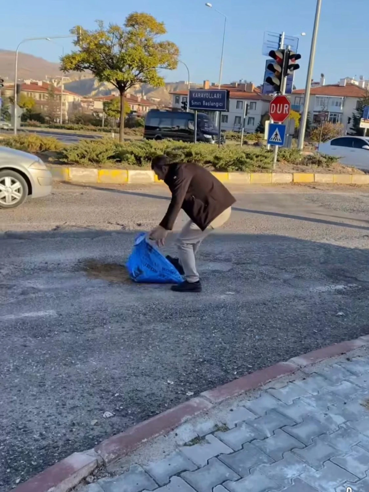 Başkan Ali Ertuğrul'dan  Tepki: &ldquo;Asfalt Yol Toprakla D&uuml;zeltilmez&rdquo;