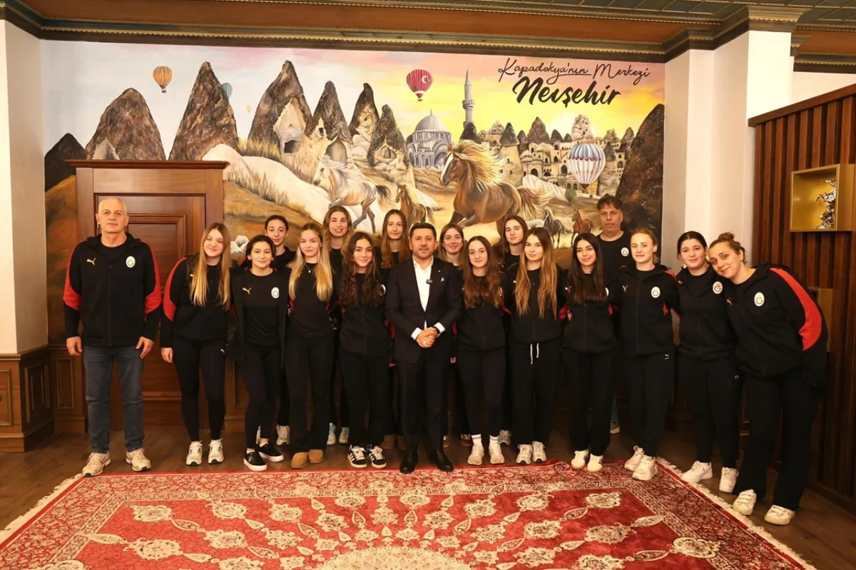 Başkan Rasim Arı, Galatasaray Sutopu Kadın Takımı&rsquo;nı Ağırladı