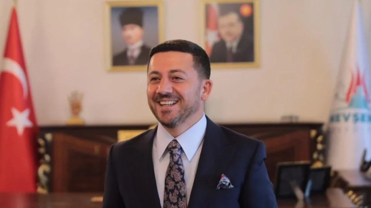 Başkan Rasim Arı&rsquo;dan 24 Kasım &Ouml;ğretmenler G&uuml;n&uuml; Mesajı: "Elleriniz &Ouml;p&uuml;lesi Kahramanlarsınız"