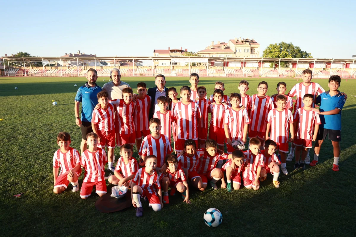 Belediye Başkanı Arı, Nevşehir Spor Futbol Okulları&rsquo;nı ziyaret etti