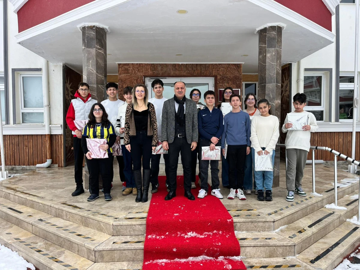 Bursluluk sınavında dereceye giren Kardelenli &ouml;ğrencilere hediye   