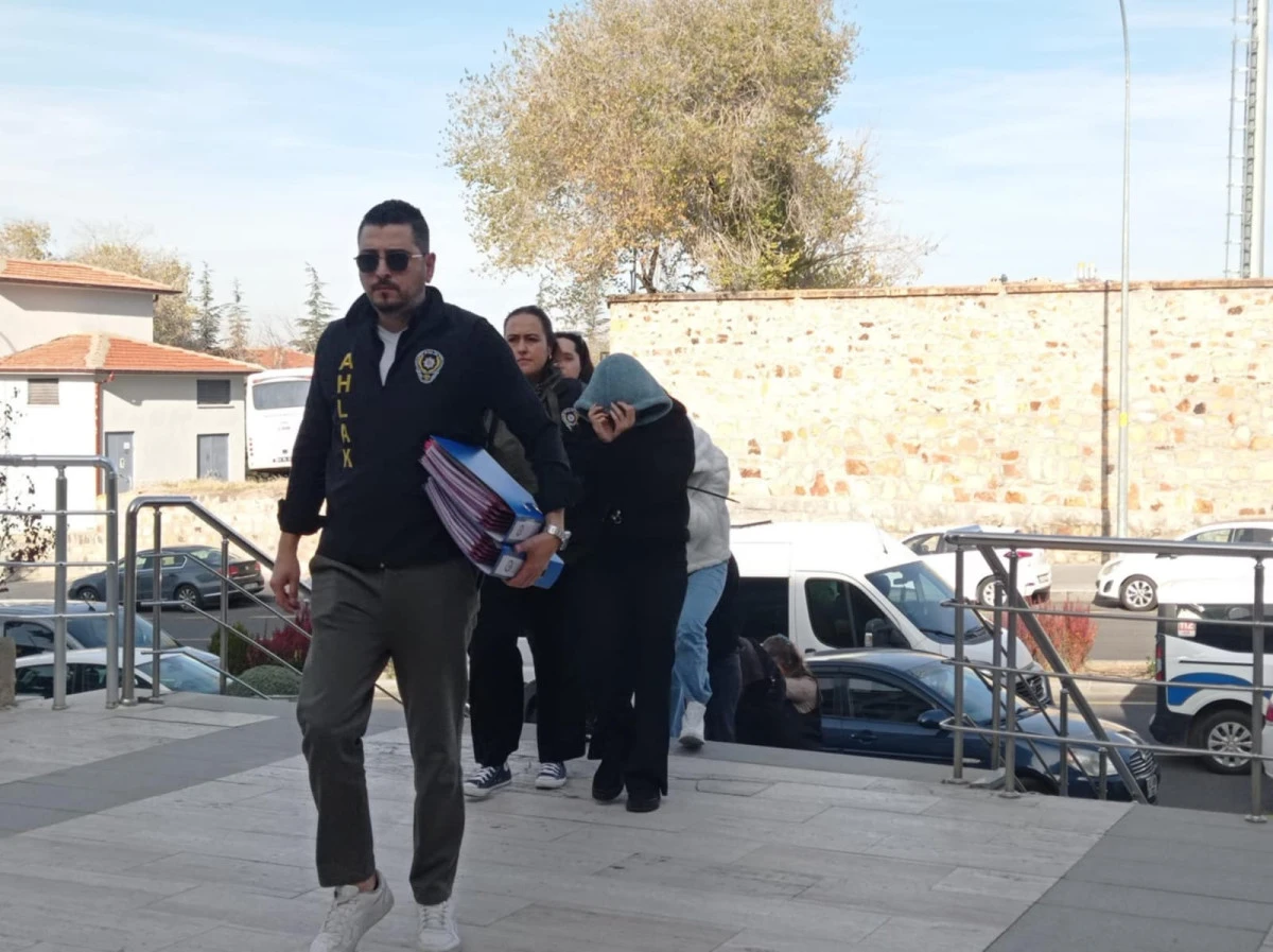 Fuhuş operasyonunda gözaltına alınan 5 kişi adliyeye sevk edildi