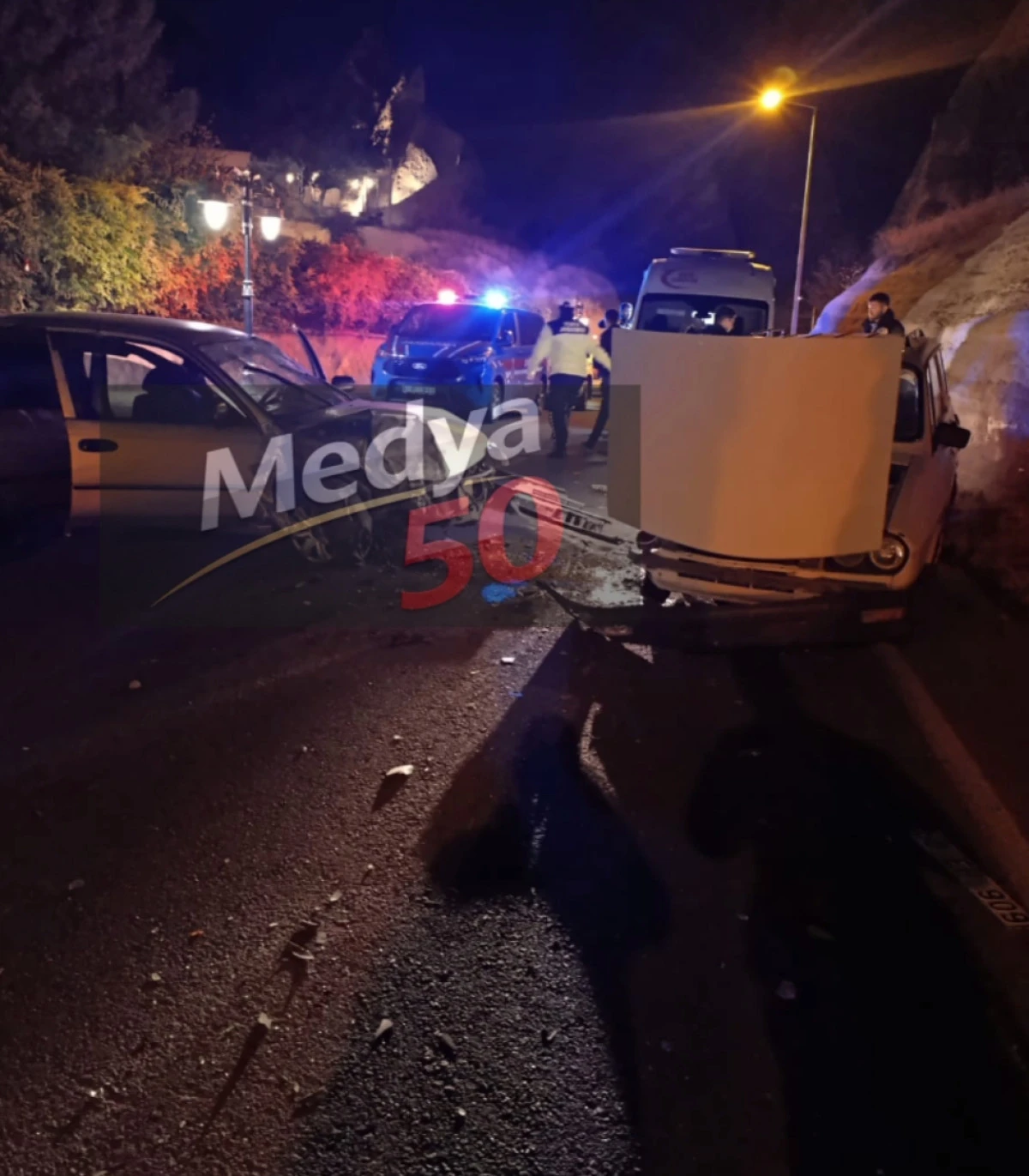 Göreme - Ortahisar Yolunda iki otomobil Kafa Kafaya Çarpıştı: 5 Yaralı