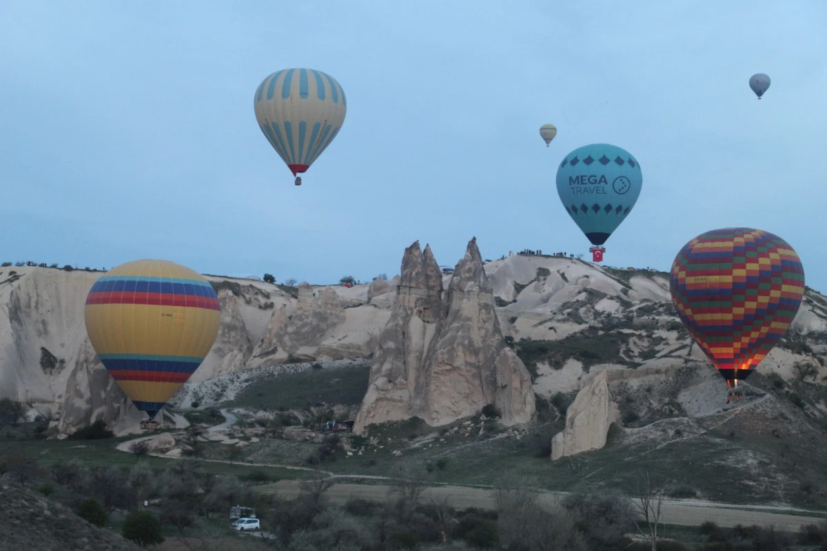 Kapadokya'da Sıcak Hava Balonları Olumsuz Hava Şartlarına Takıldı