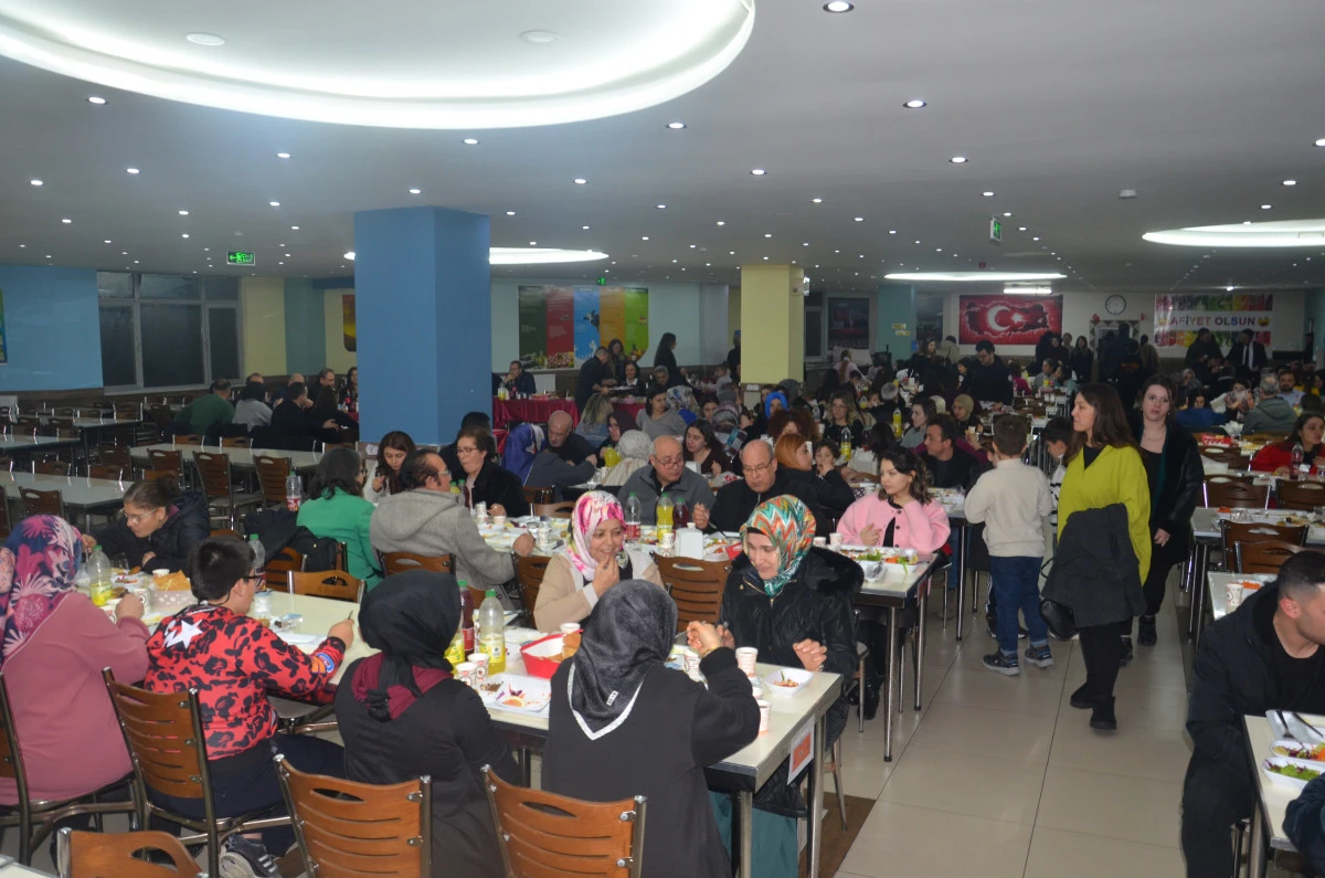 Kardelen ailesi iftarda bir araya pgeldi  Kardelen Eğitim Kurumları y&ouml;netimi, &ouml;ğretmenleri ve personelleri iftarda bir araya geldi.