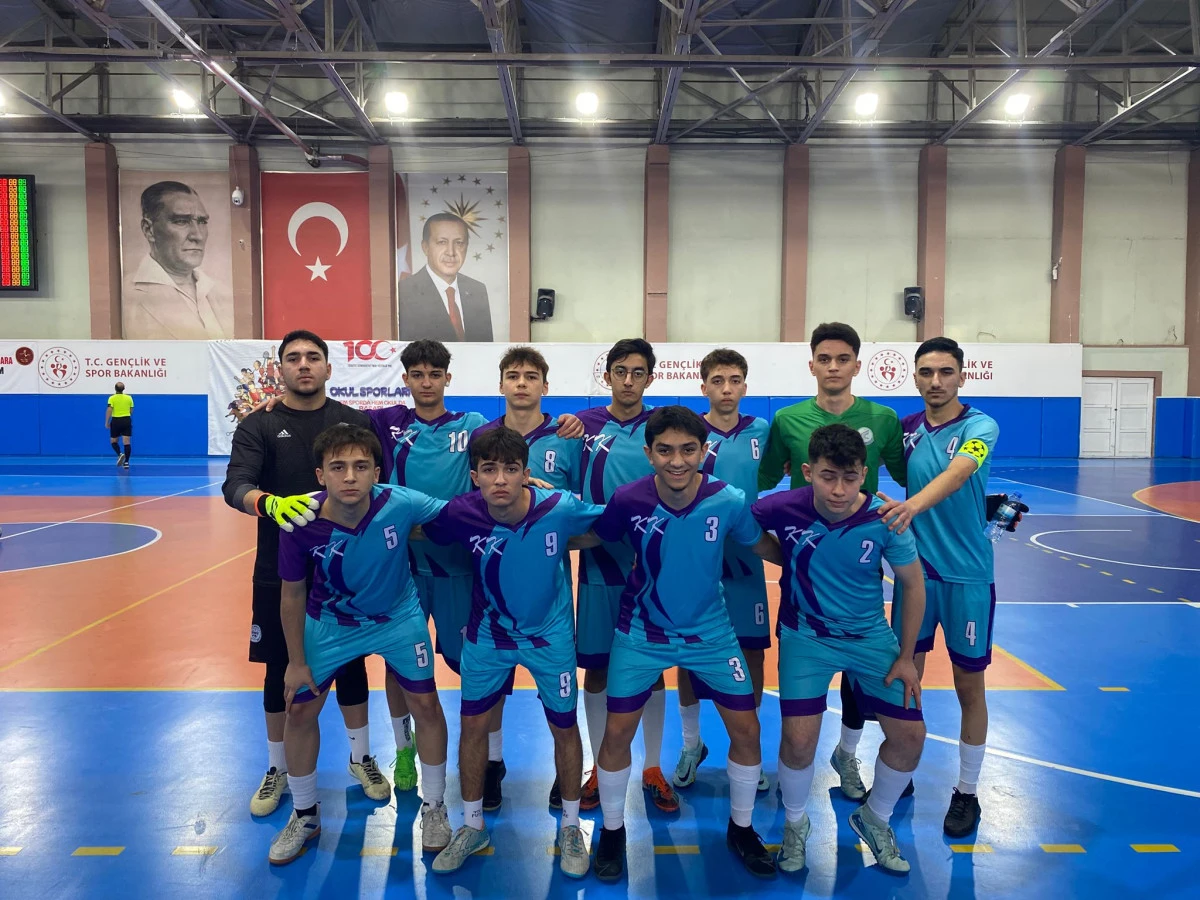 Kardelen Eğitim Kurumları futsal takımı &ccedil;eyrek finalde
