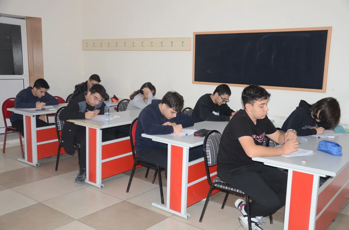 Kardelen Eğitim Kurumlarında deneme sınavı yapıldı