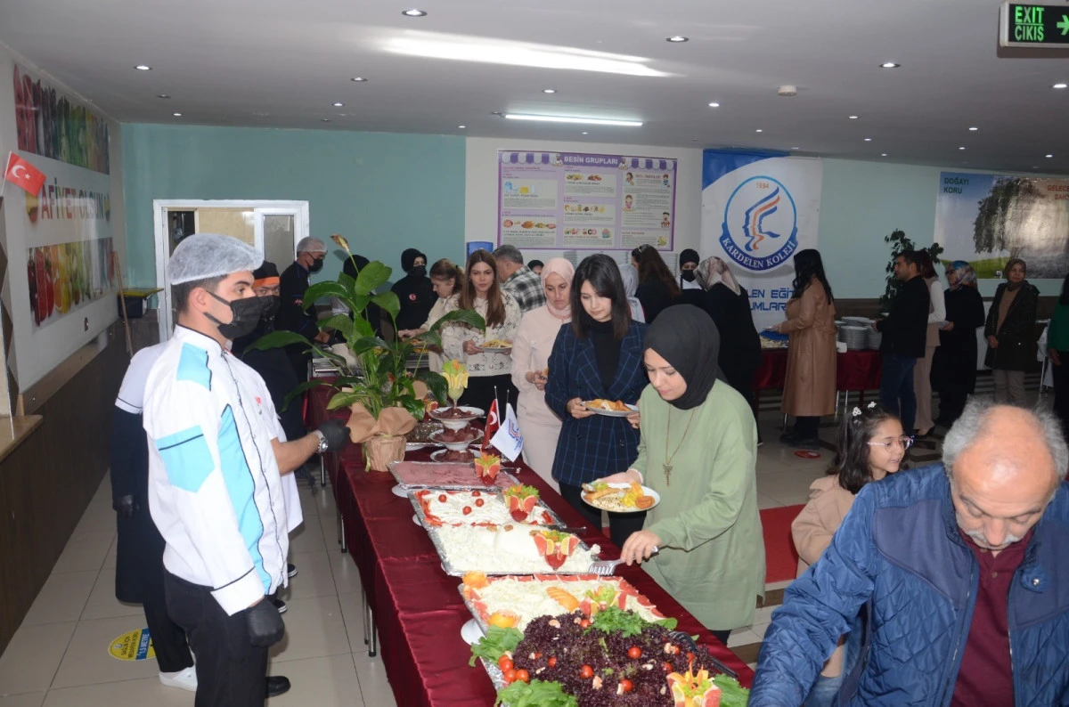 Kardelen Eğitim Kurumlarından unutulmayacak &Ouml;ğretmenler G&uuml;n&uuml; jesti