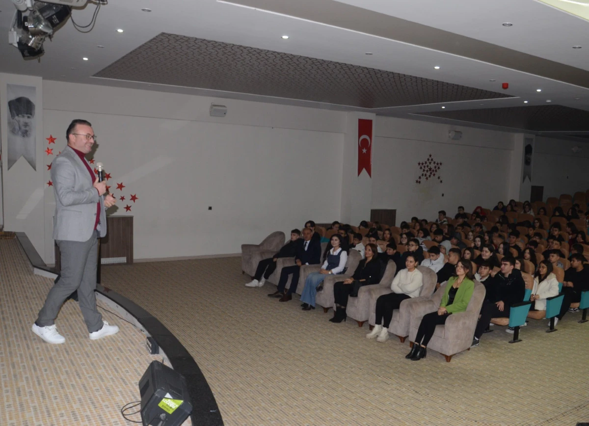 Kardelen&rsquo;de &ldquo;Etkili ders &ccedil;alışma, sınav kaygısı ve motivasyon semineri&rdquo; d&uuml;zenlendi
