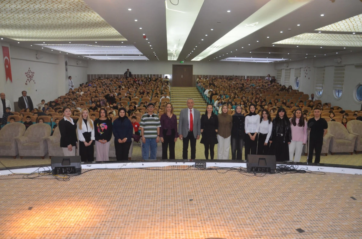 Kardelen&rsquo;de tiyatro ş&ouml;leni