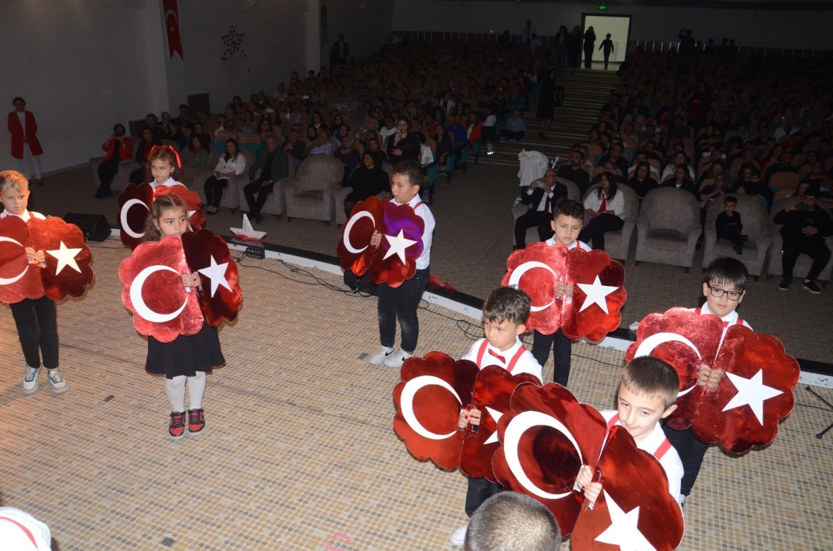 Kardelenli 3. sınıf öğrencilerinden muhteşem Cumhuriyet Bayramı gösterisi
