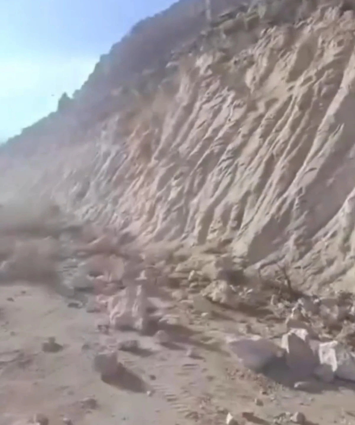 Karlık K&ouml;y&uuml;&rsquo;nde Kaya D&uuml;şmesi: Arazi Yolu Kapandı