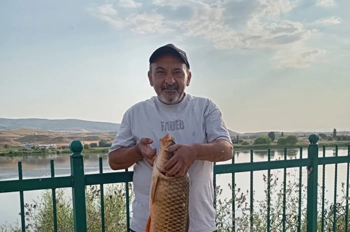 Kızılırmak&rsquo;ta Dev Sazan: Amat&ouml;r Balık&ccedil;ı Ersoy Davarcı&rsquo;dan B&uuml;y&uuml;k Başarı