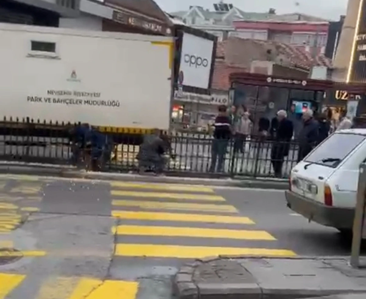 Komisyon Kararıyla Kapatılan Yaya Ge&ccedil;idi Esnaf Tepkisi &Uuml;zerine Yeniden A&ccedil;ıldı