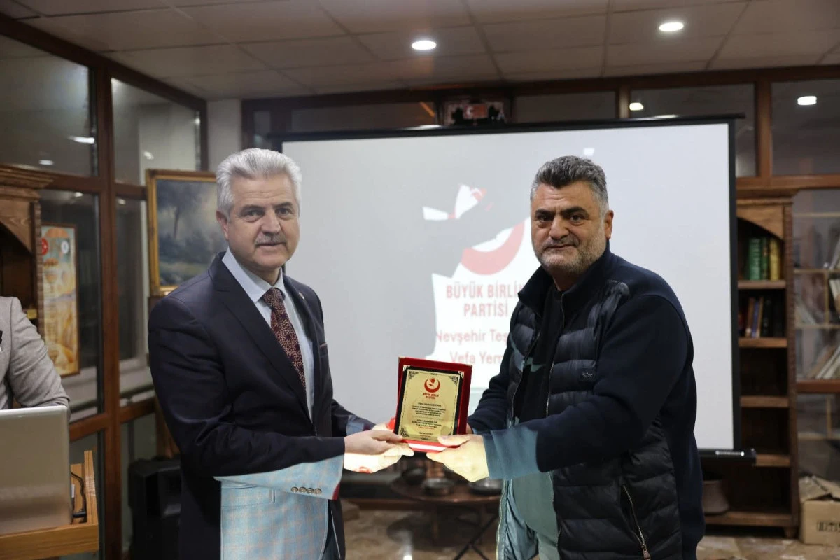 Mustafa Batmaz&rsquo;a BBP Genel Başkan Yardımcısı Tevfik Eren&rsquo;den Anlamlı Plaket