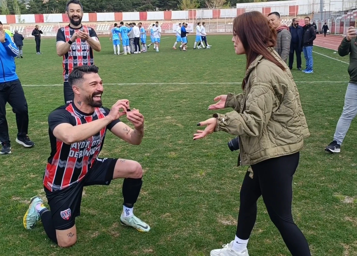Nevşehir Gazi Stadyumu’nda Romantik An: Ahmet Furkan Şahin’den Ceren Ayazoğlu’na Evlenme Teklifi