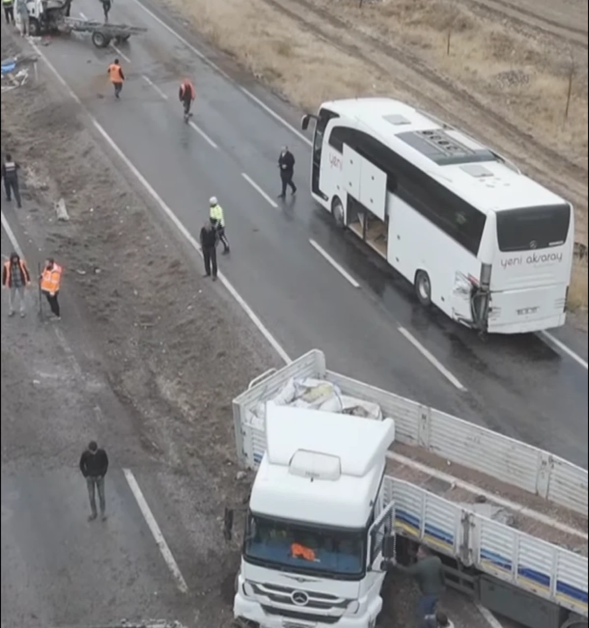 Nevşehir-Kayseri Karayolunda Tır ve Yolcu Otob&uuml;s&uuml; &Ccedil;arpıştı: 1 &Ouml;l&uuml;, 12 Yaralı