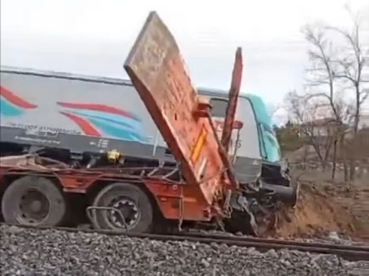 Nevşehir Kozaklı'da Tren Kazası: Y&uuml;k Treni, İş Makinesi Y&uuml;kl&uuml; Tıra &Ccedil;arptı