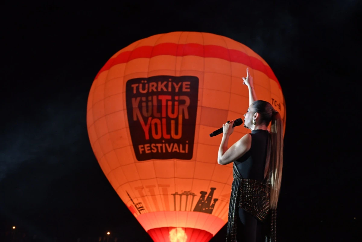 Nevşehir K&uuml;lt&uuml;r Yolu Festivali&rsquo;nde Merve &Ouml;zbey coşkusu yaşandı