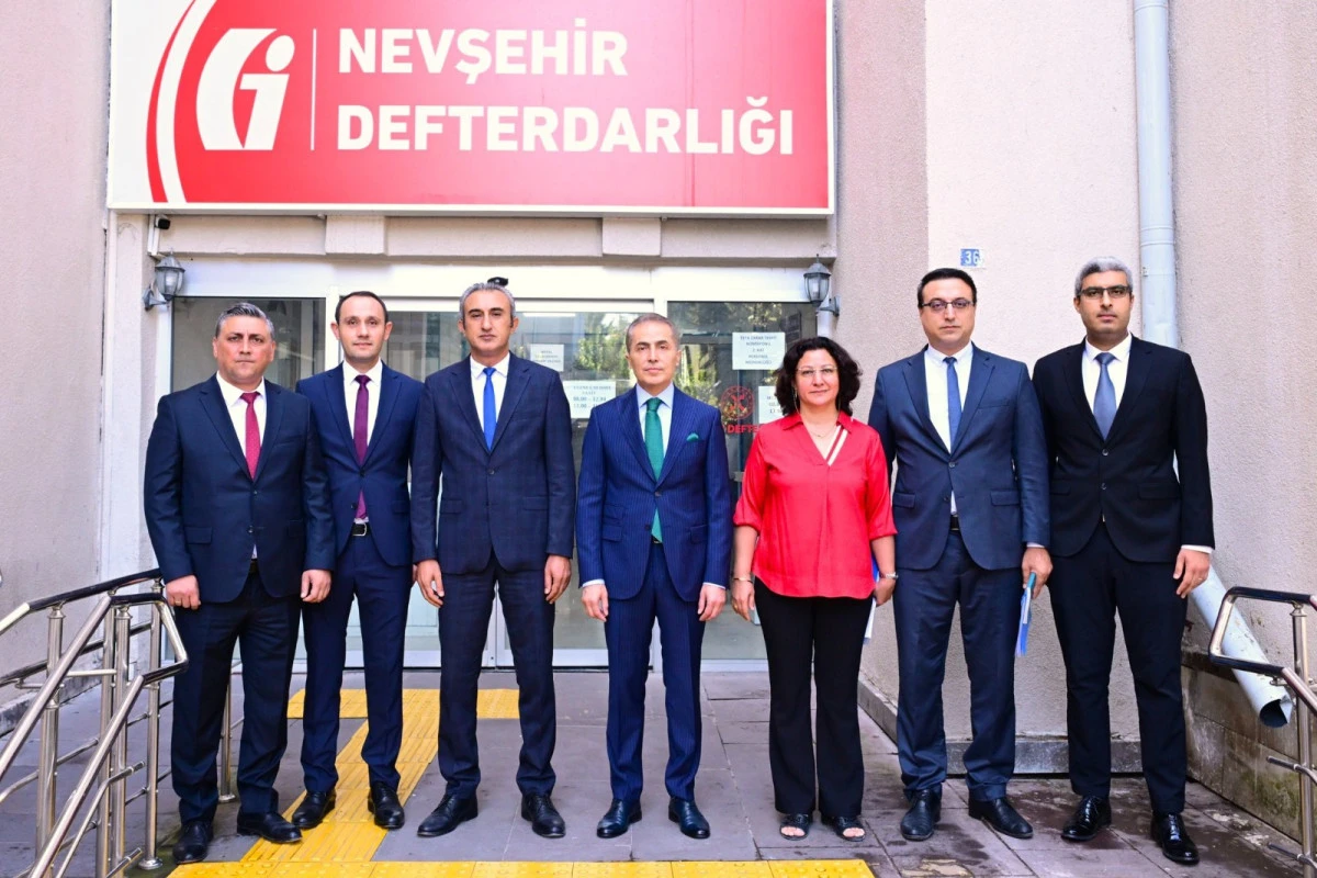 Nevşehir Valisi H&uuml;seyin K&ouml;k, Defterdarlığı ziyaret ederek y&uuml;r&uuml;t&uuml;len &ccedil;alışmalar ile ilgili bilgiler aldı.