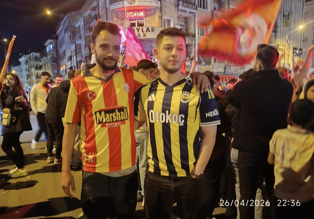 Nevşehir&rsquo;de Derbi Coşkusu ve Ezber Bozan Bir Kare: Y&uuml;zlerce Galatasaraylının Arasında Bir Fenerbah&ccedil;eli