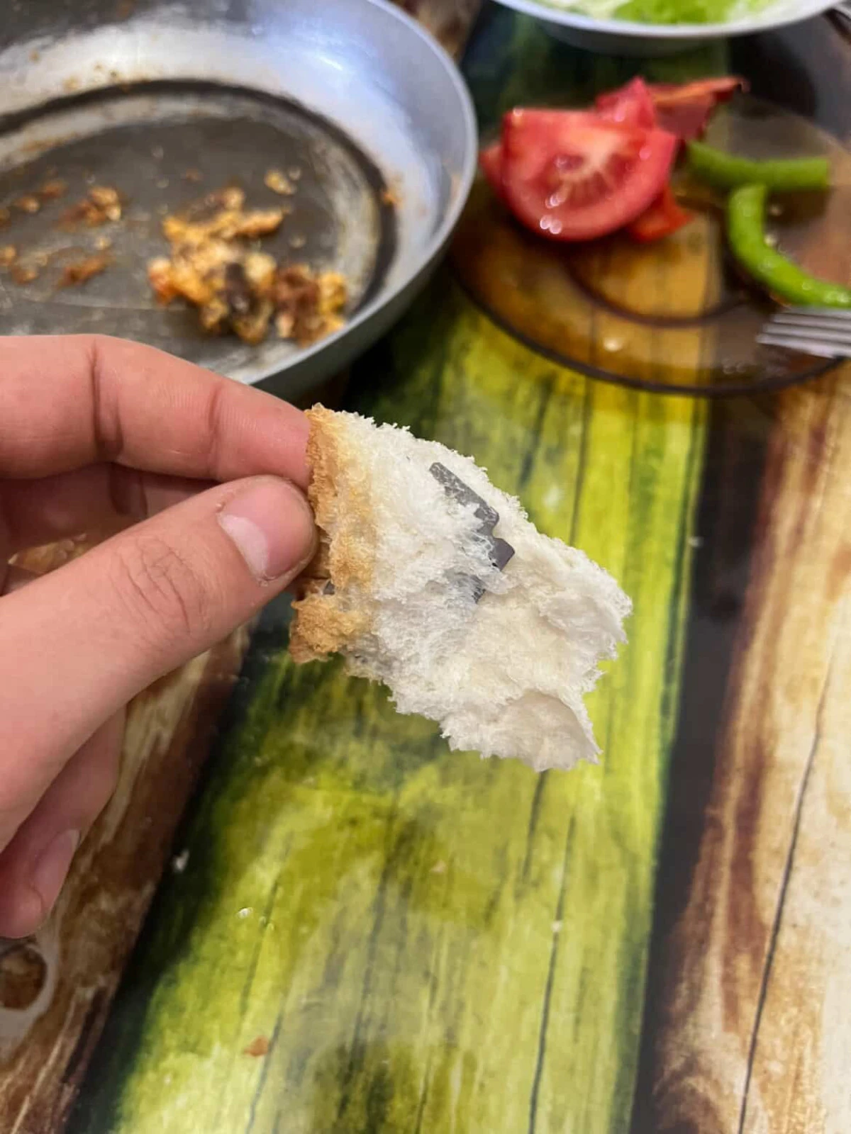 Nevşehir&rsquo;de Ekmekte Jilet Skandalı: Sessizlik Tepki &Ccedil;ekiyor