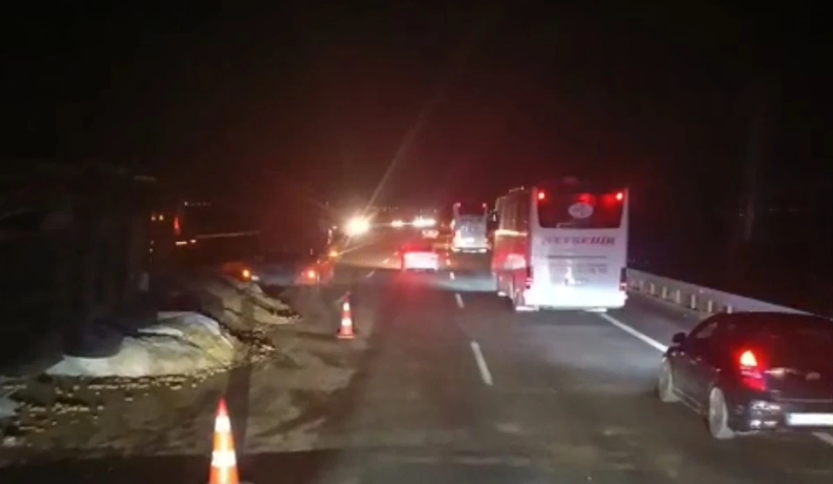 NEVŞEHİR&rsquo;DEN ANKARA&rsquo;YA PATATES TAŞIYAN TIR OTOMOBİLLE &Ccedil;ARPIŞTI: 4 YARALI!