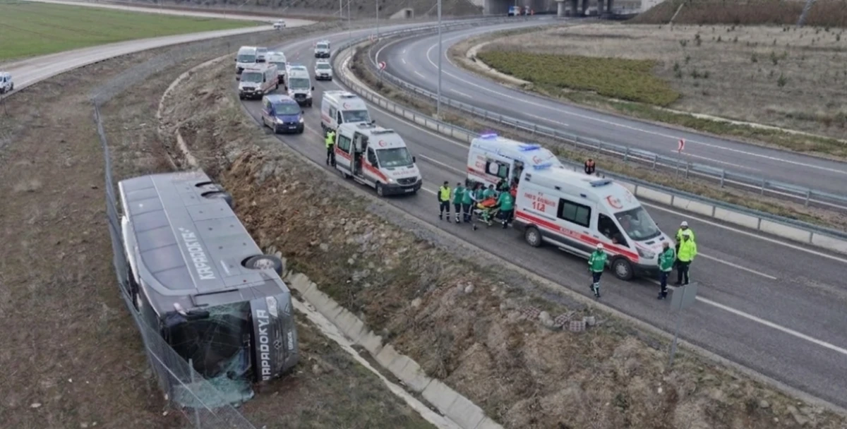 Nevşehir&rsquo;den Yola &Ccedil;ıkan Yolcu Otob&uuml;s&uuml; Şarampole Devrildi: 23 Yaralı!