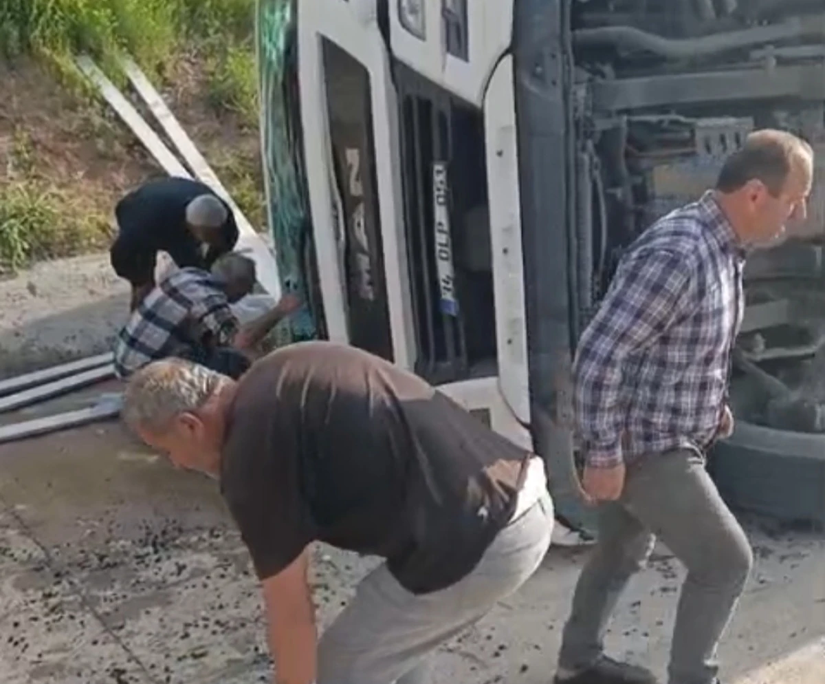 Niğde-Ankara Otoyolunda Tır Kazası: S&uuml;r&uuml;c&uuml;ler Yaralı Şof&ouml;r İ&ccedil;in Seferber Oldu