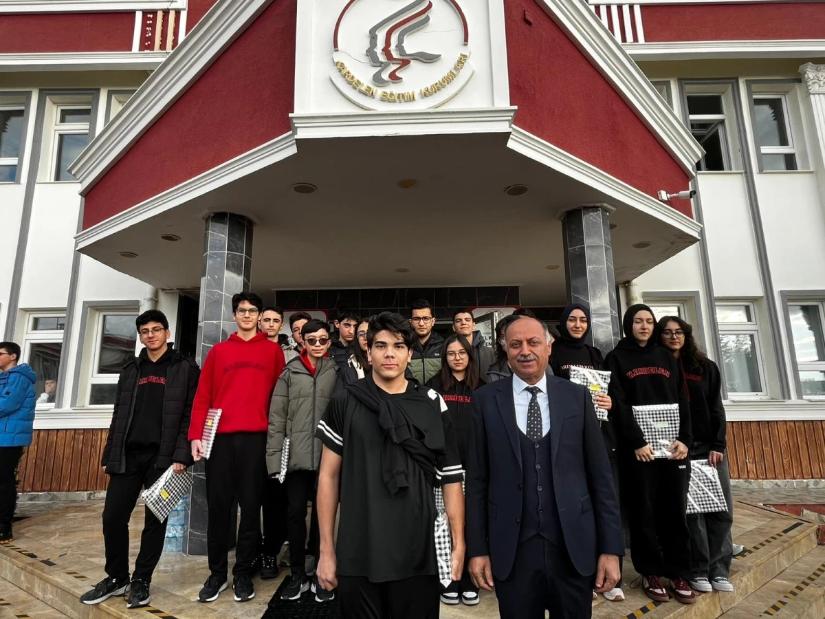 &Ouml;zel Kardelen Fen ve Anadolu Lisesinde şampiyonlar &ouml;d&uuml;llendirildi