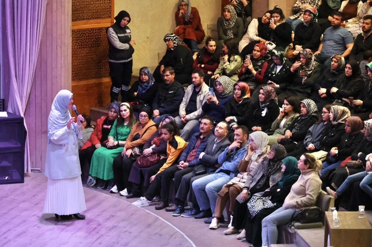Saliha Erdim ile “Aile ve Aile’nin Toplumdaki Yeri” Söyleşisinde Salon Doldu Taştı
