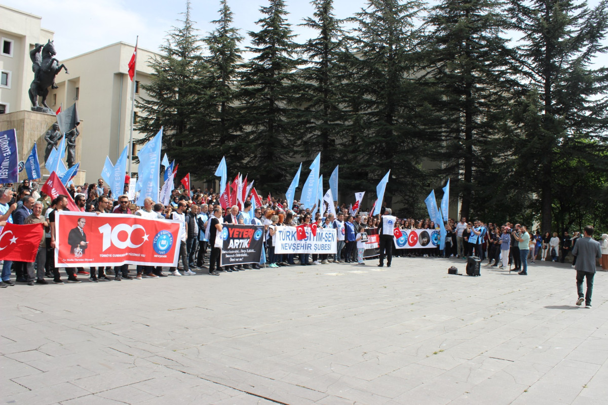 Türk Eğitim Sen; İş Bıraktı Atatürk Anıtı Önünde Tarihi Bir Kalabalıkla Eylem Gerçekleştirdi