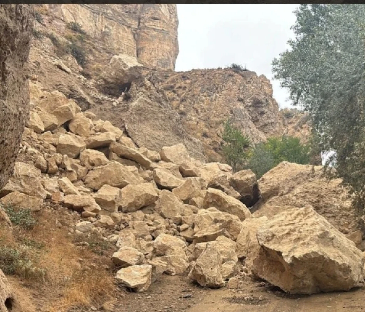 &Uuml;rg&uuml;p Sarıhıdır K&ouml;y&uuml;&rsquo;nde Kaya &Ccedil;&ouml;kmesi: Yol Ulaşıma Kapandı bu