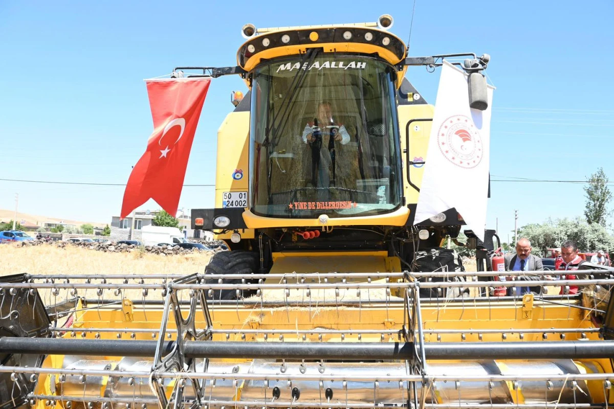 Vali Ali Fidan Çiftçilerle Tarlada
