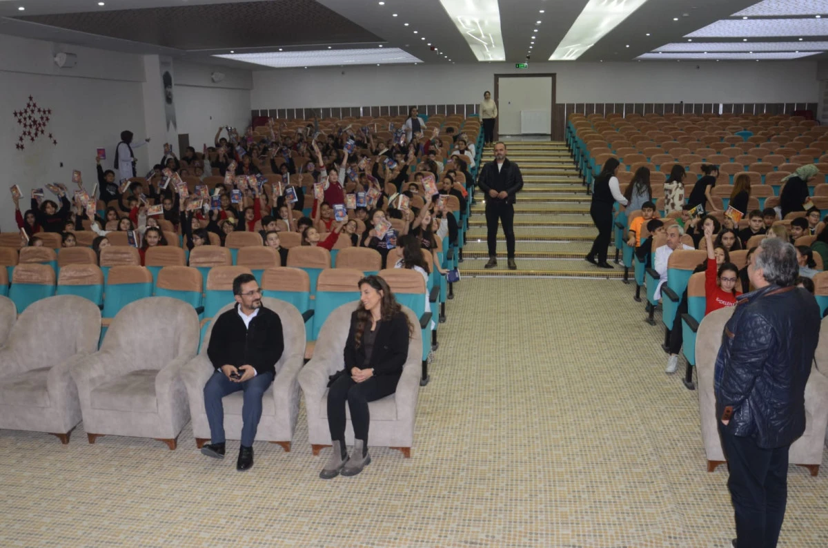 Yazar Z&uuml;beyir Tokg&ouml;z, Kardelenli &Ouml;ğrencilerle Buluştu